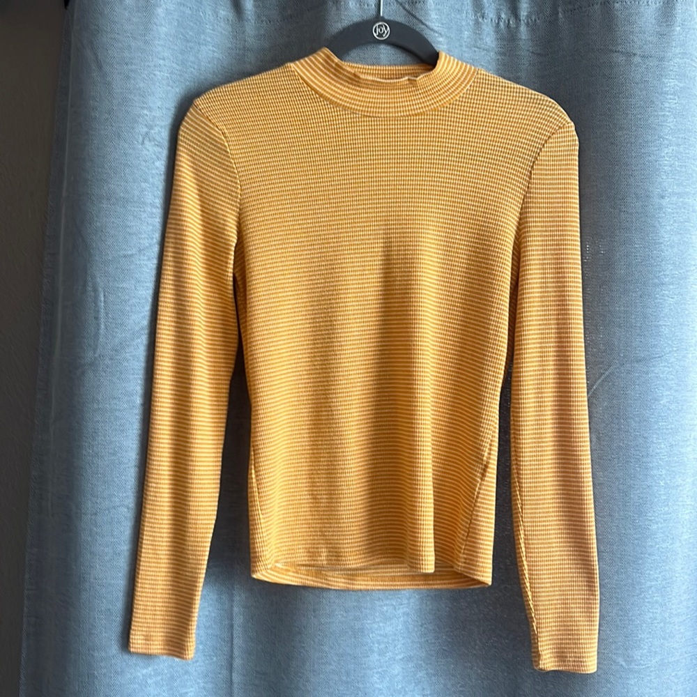 Women’s $20 Soft Long Selves Shirt size Medium